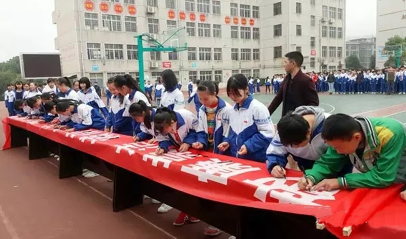郴州市四中開展“廉潔文化進(jìn)校園”活動(dòng)-學(xué)生簽名